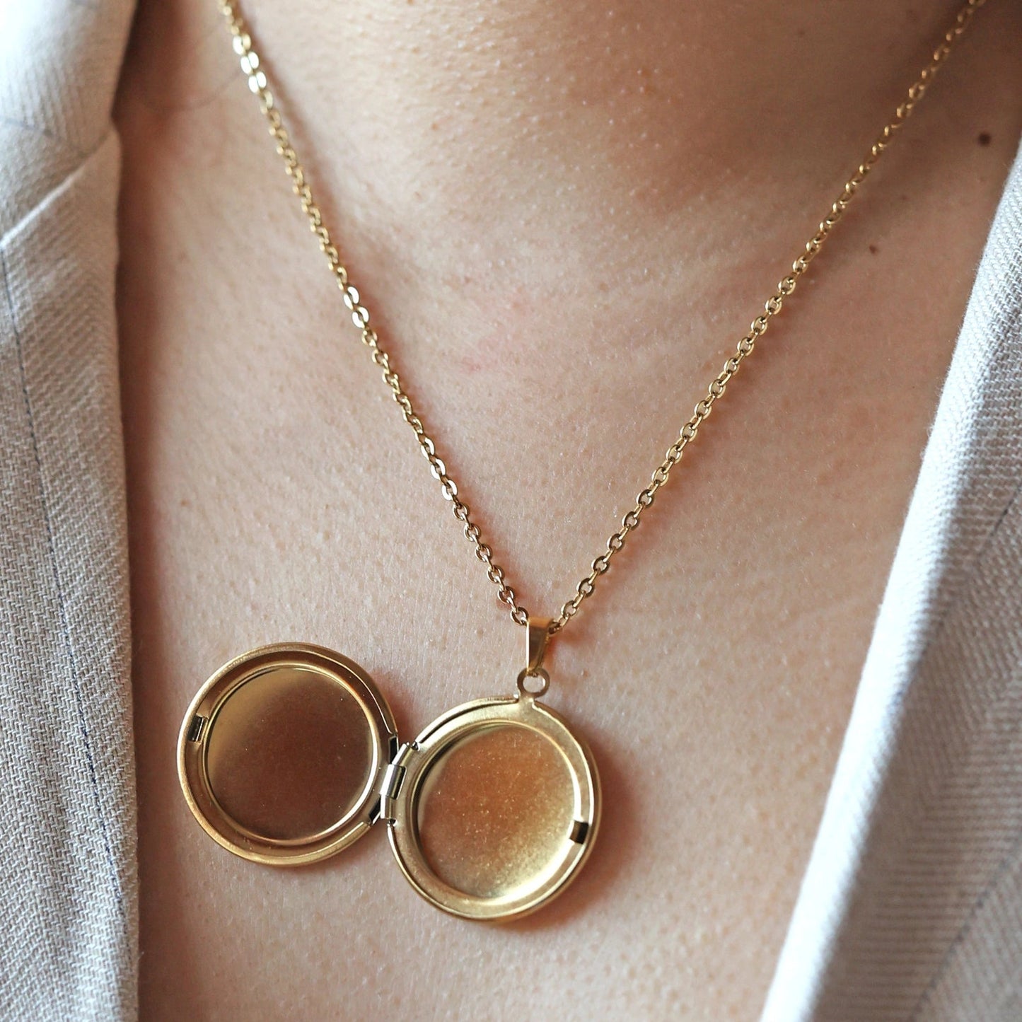 Collier "Ce jour là" avec médaillon rond personnalisable en acier doré, porté autour du cou.