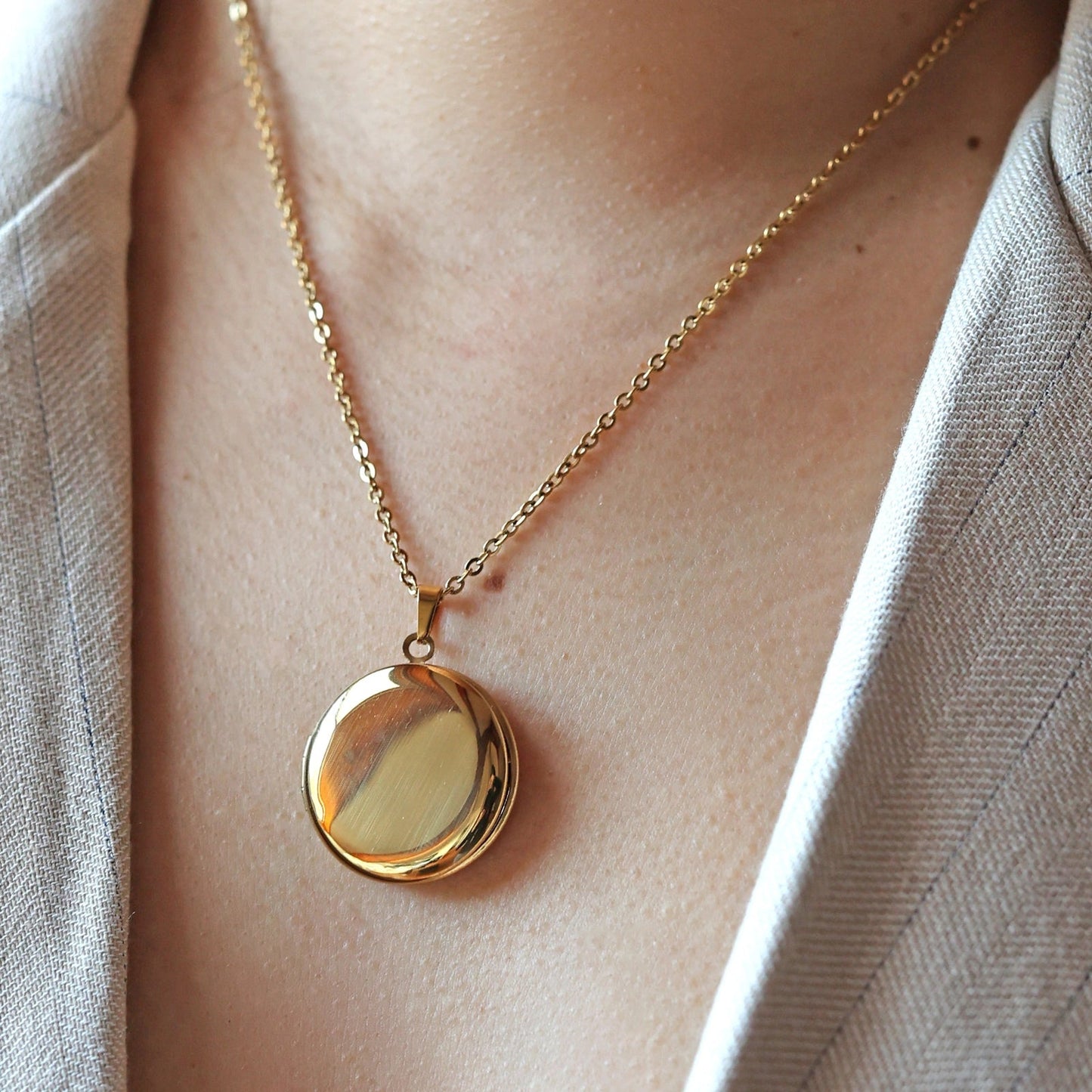 Collier "Ce jour là" avec médaillon rond personnalisable en acier doré, porté autour du cou.