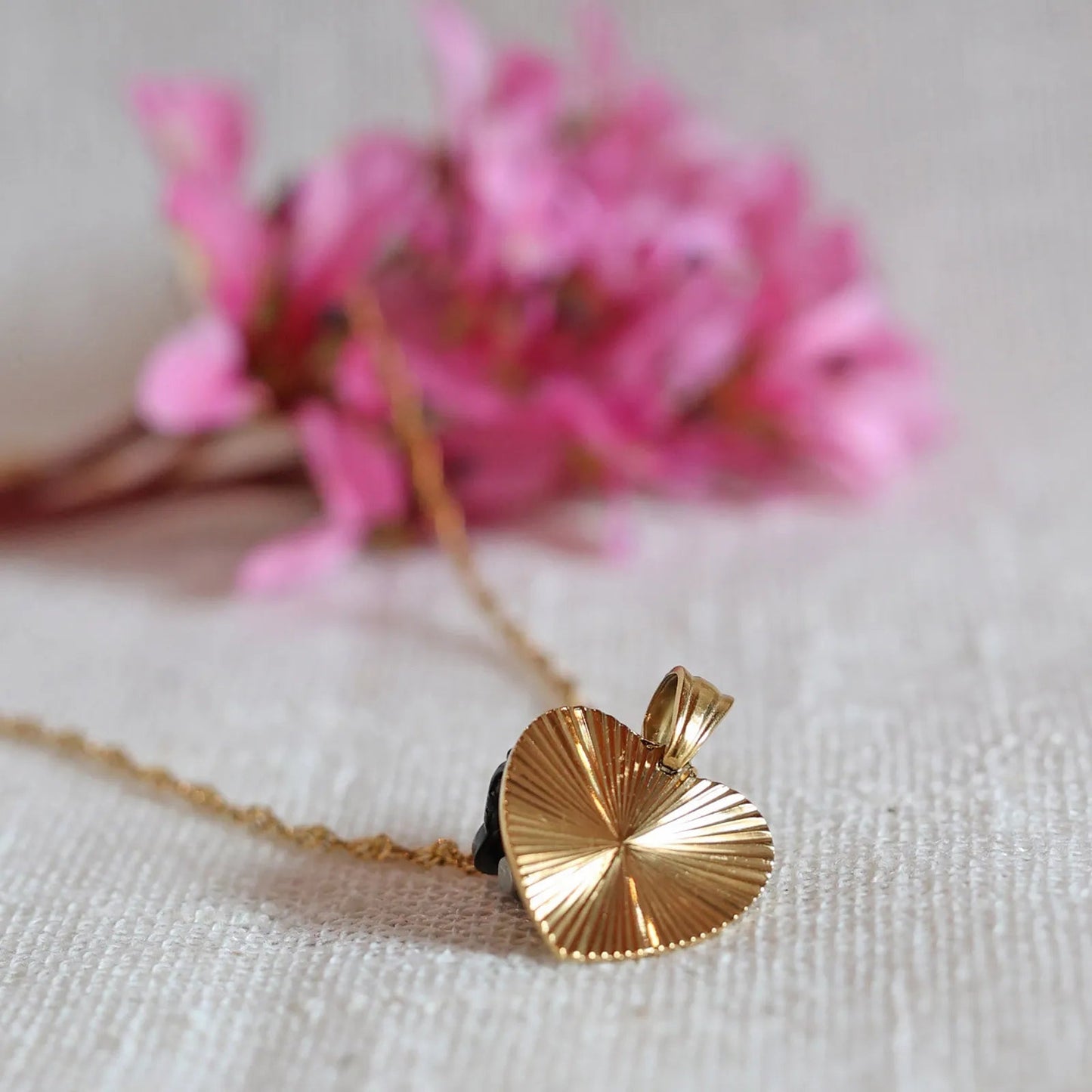 Collier A cœur ouvert en acier doré - vue zoom sur pendentif cœur strié personnalisé et chaîne torsadée.