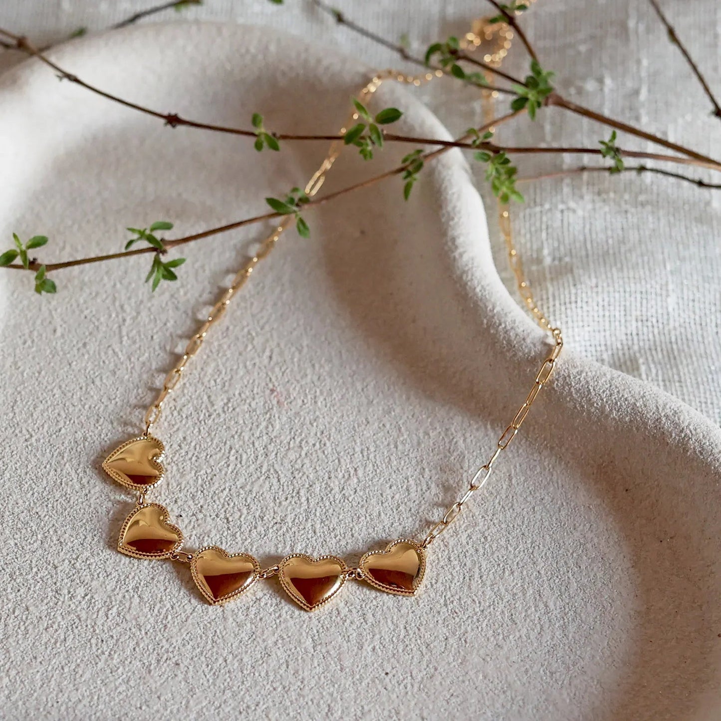Collier doré multi cœurs – Je suis là Visée Bijoux