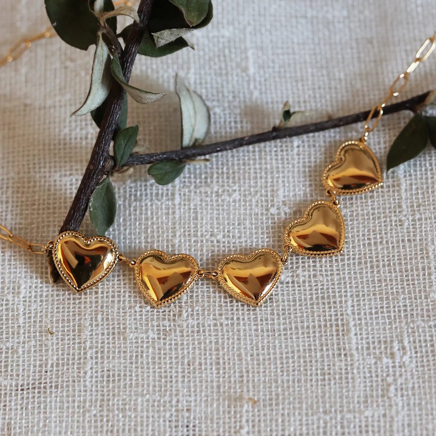 Collier doré multi cœurs – Je suis là Visée Bijoux