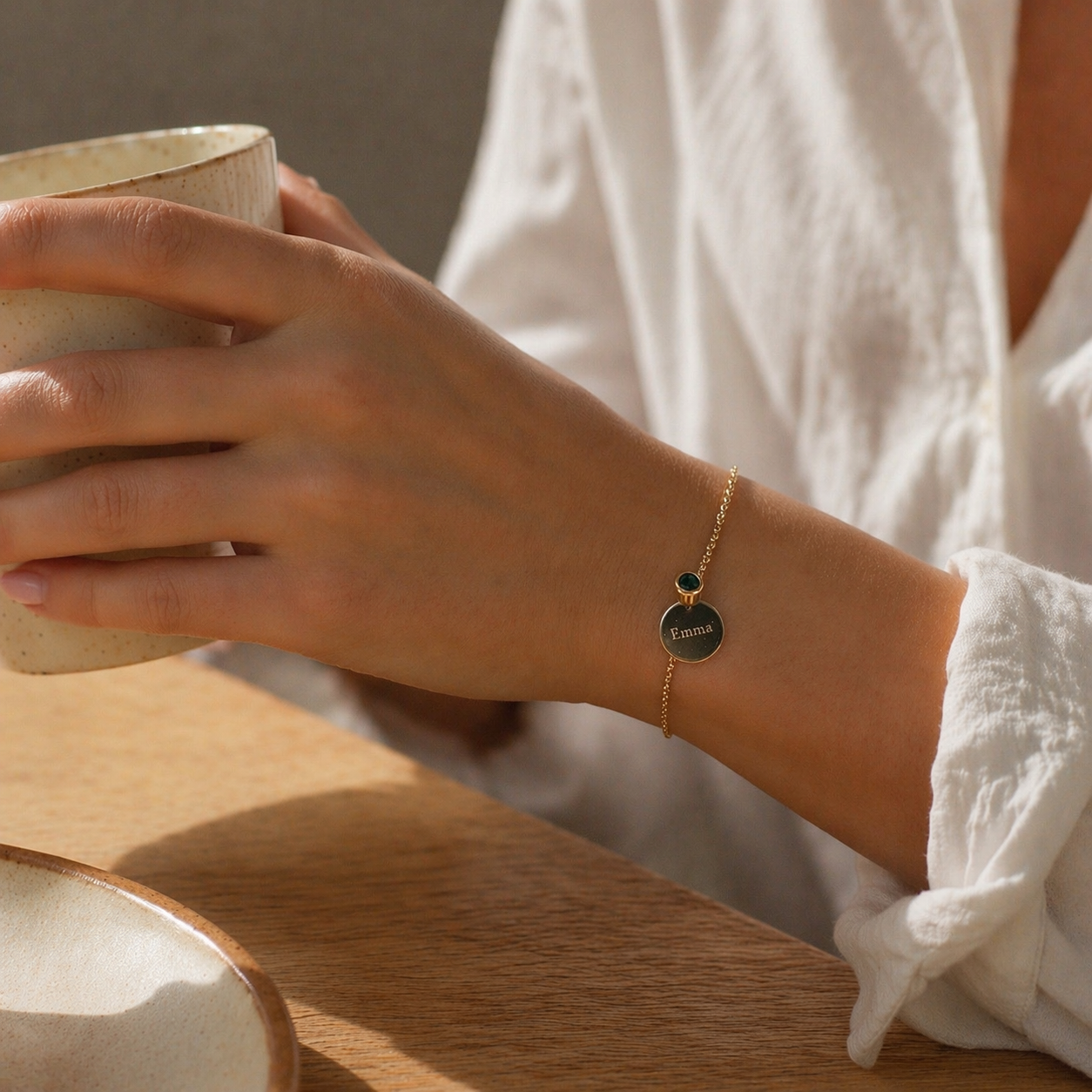 bracelet personnalisé Emma et sa couleur de naissance, portée sur le poignet d'une belle femme 