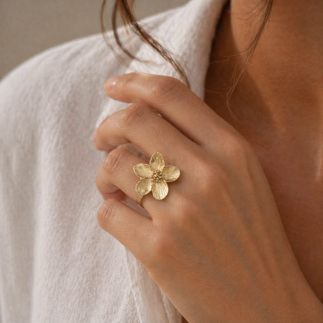Bague en forme de fleur, portée sur une belle femme