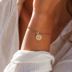 Bracelet personnalisé gravé recto-verso avec le prénom Marie  avec sa pierre de naissance rose— Mon Choix Visée Bijoux
