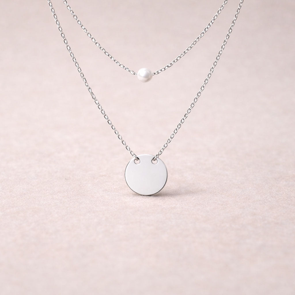 Collier personnalisé double chaîne perle et médaille gravée — Complice Visée Bijoux