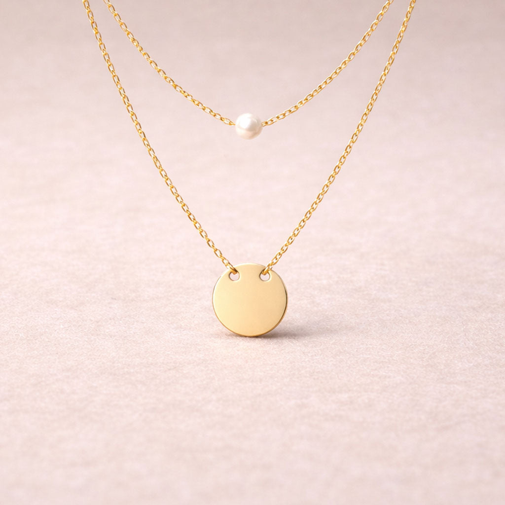 Collier personnalisé double chaîne perle et médaille gravée — Complice Visée Bijoux