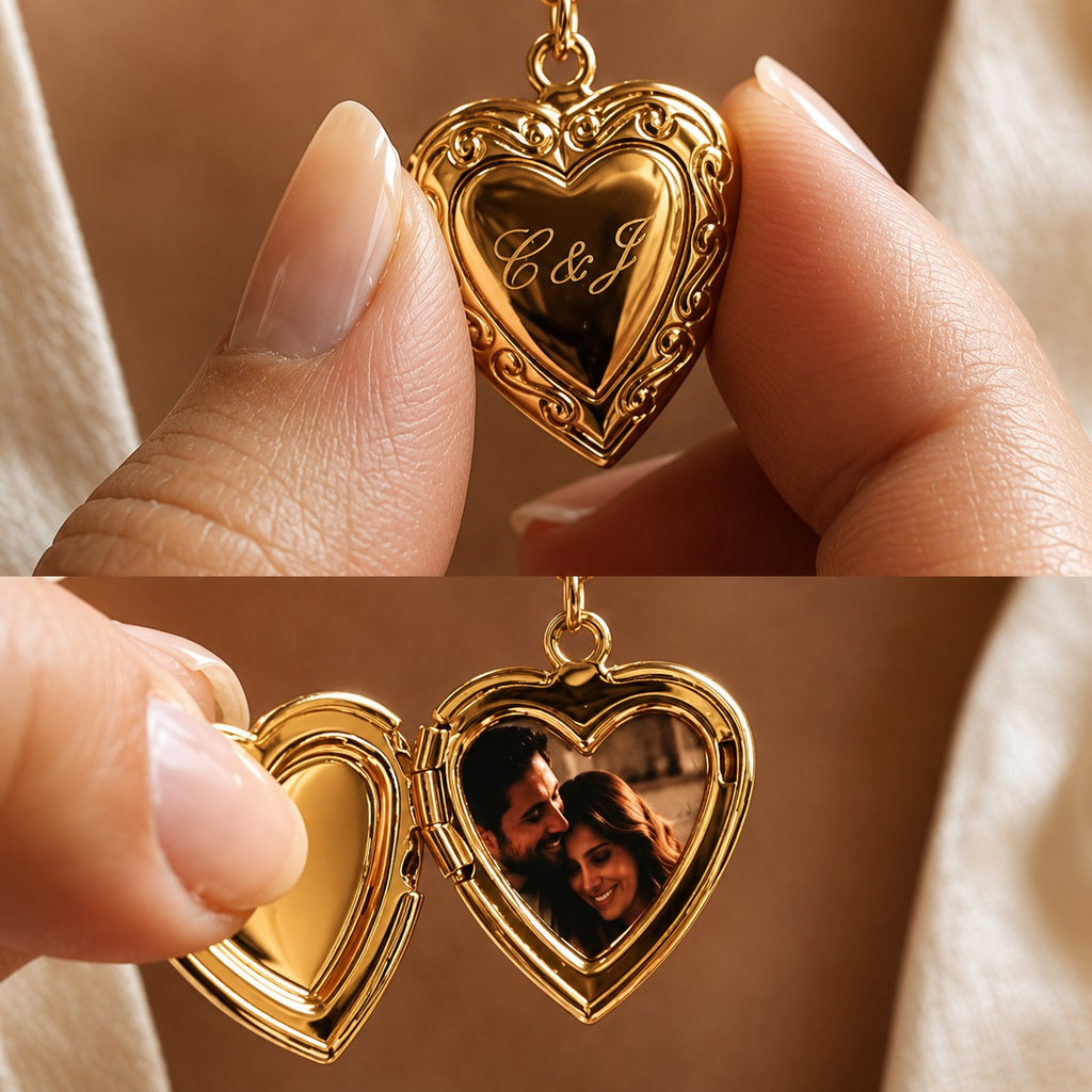 Collier médaillon cœur doré personnalisé : gravure initiales C & J sur le couvercle, ouvert sur une photo de couple imprimée à l'intérieur, tenu entre les doigts. Cadeau photo souvenir personnalisable avec prénom ou initiales.