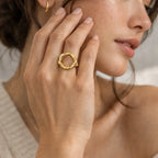 Bague dorée cercle texturé portée– Contour Visée Bijoux