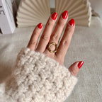 Bague Mon tout, au design cercle martelé en acier inoxydable doré, portée au doigt.