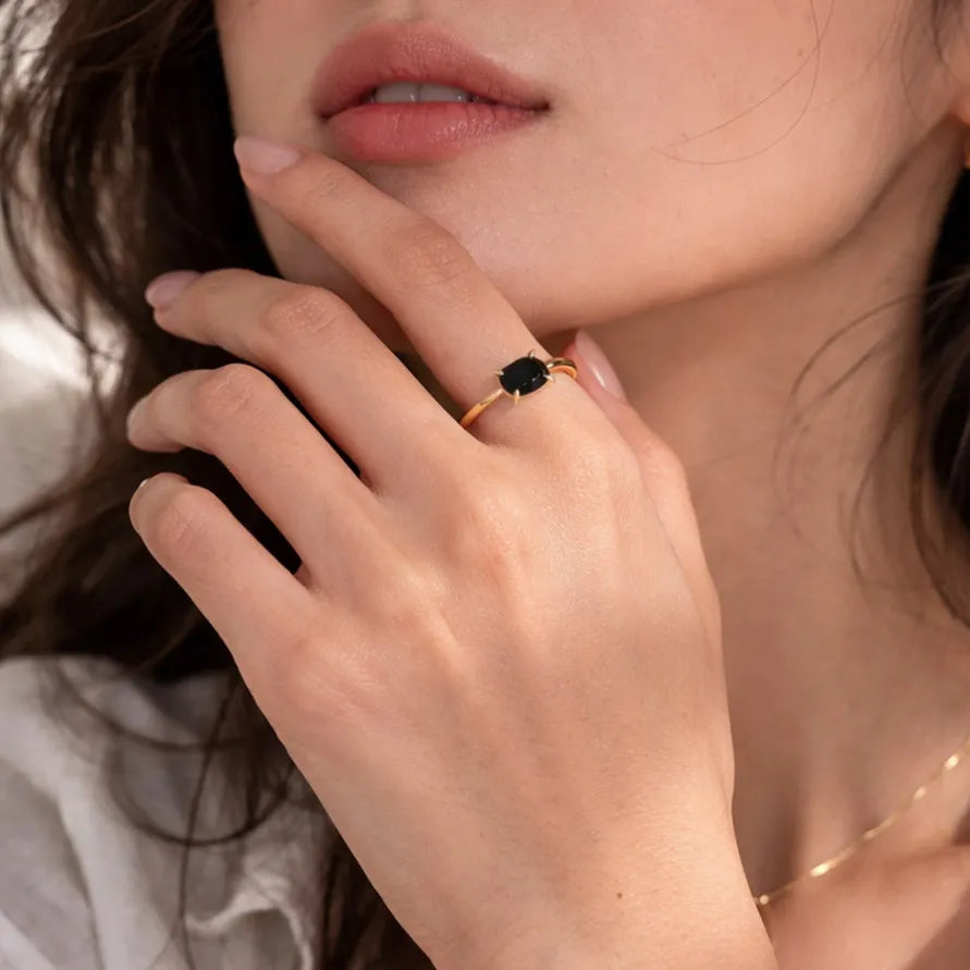 Bague ajustable avec pierre de couleur – Facette Visée Bijoux