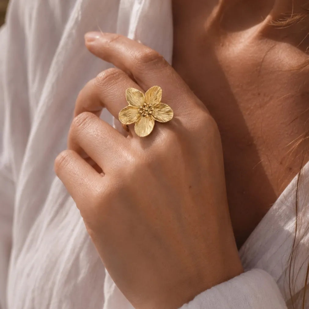 bague-ajustable-fleur-dore-acier-floraison-visee-portee