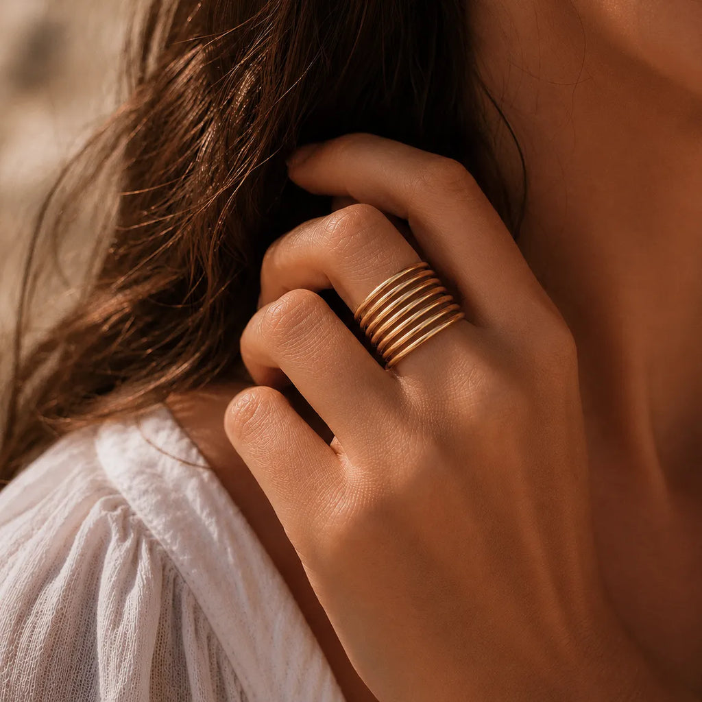Bague réglable multi-rangs dorée — portée à la main, lumière naturelle, Allure