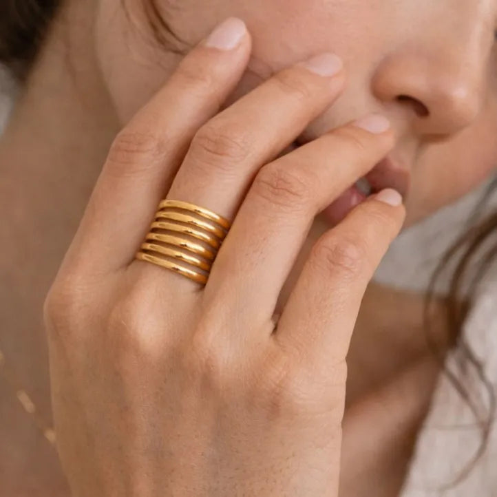 Bague réglable multi-rangs dorée — portée à la main, lumière naturelle, Allure