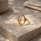 Bague dorée Aura Visée vue de biais relief martelé lumière naturelle