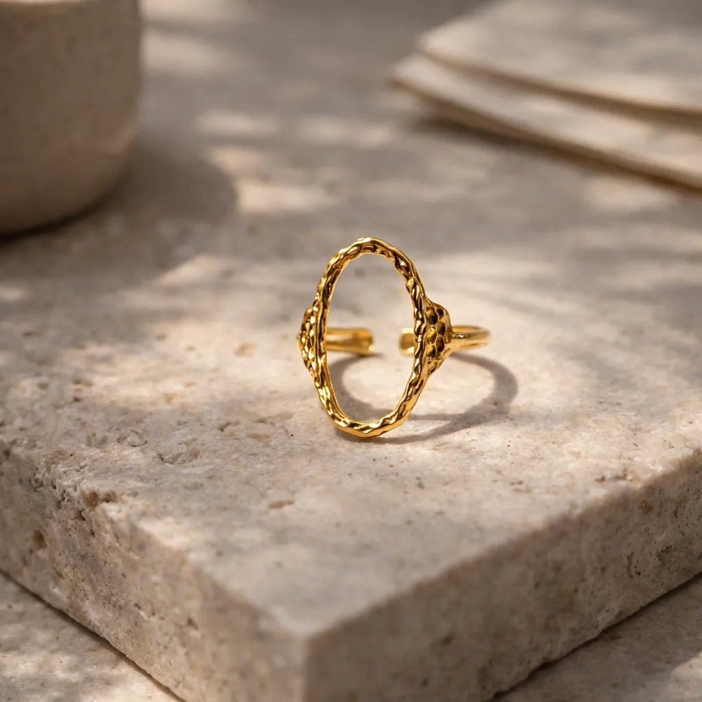 Bague dorée Aura Visée vue de biais relief martelé lumière naturelle