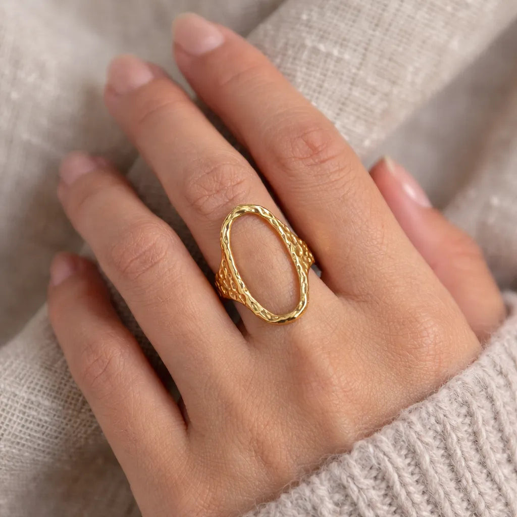 Bague Visée Aura ajustable acier inoxydable doré ovale martelée portée main