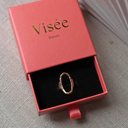 Bague Maintenant en acier inoxydable doré, ovale martelée et réglable, délicatement présentée dans son écrin Visée Bijoux. 