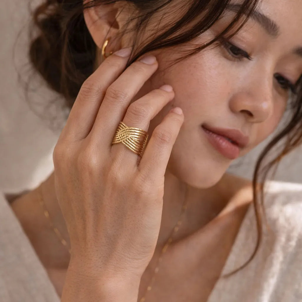 Bague motif tressé — rendu chic minimal sur doigt