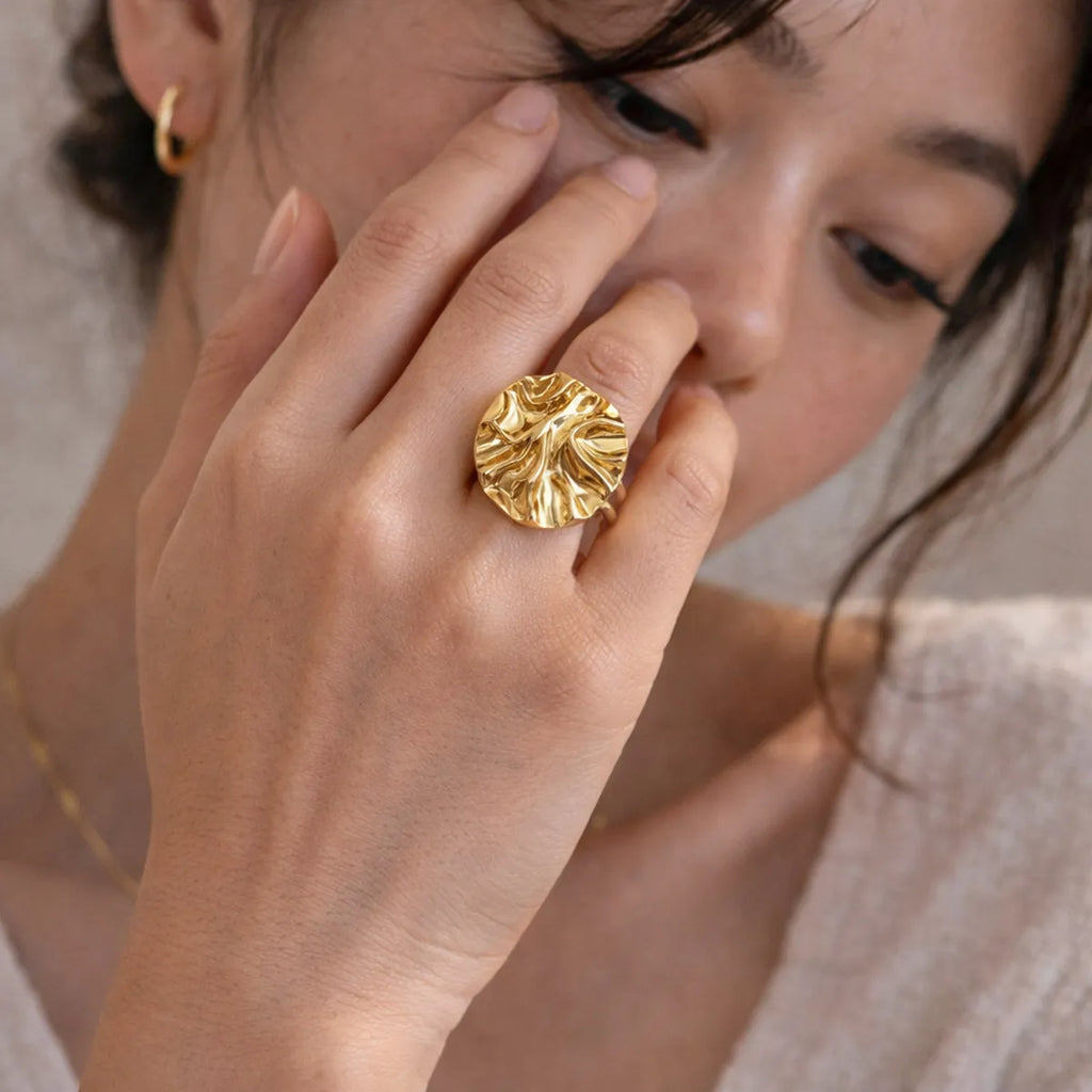 Bague Visée Froissé ajustable acier inoxydable doré portée main