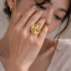 Bague Visée Froissé ajustable acier inoxydable doré portée main