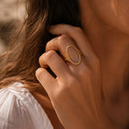 Bague Visée Aura ajustable acier inoxydable doré ovale martelée portée main
