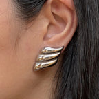 Boucles d'oreilles ailes argentées - Envolée Visée Bijoux, portée sur mannequin