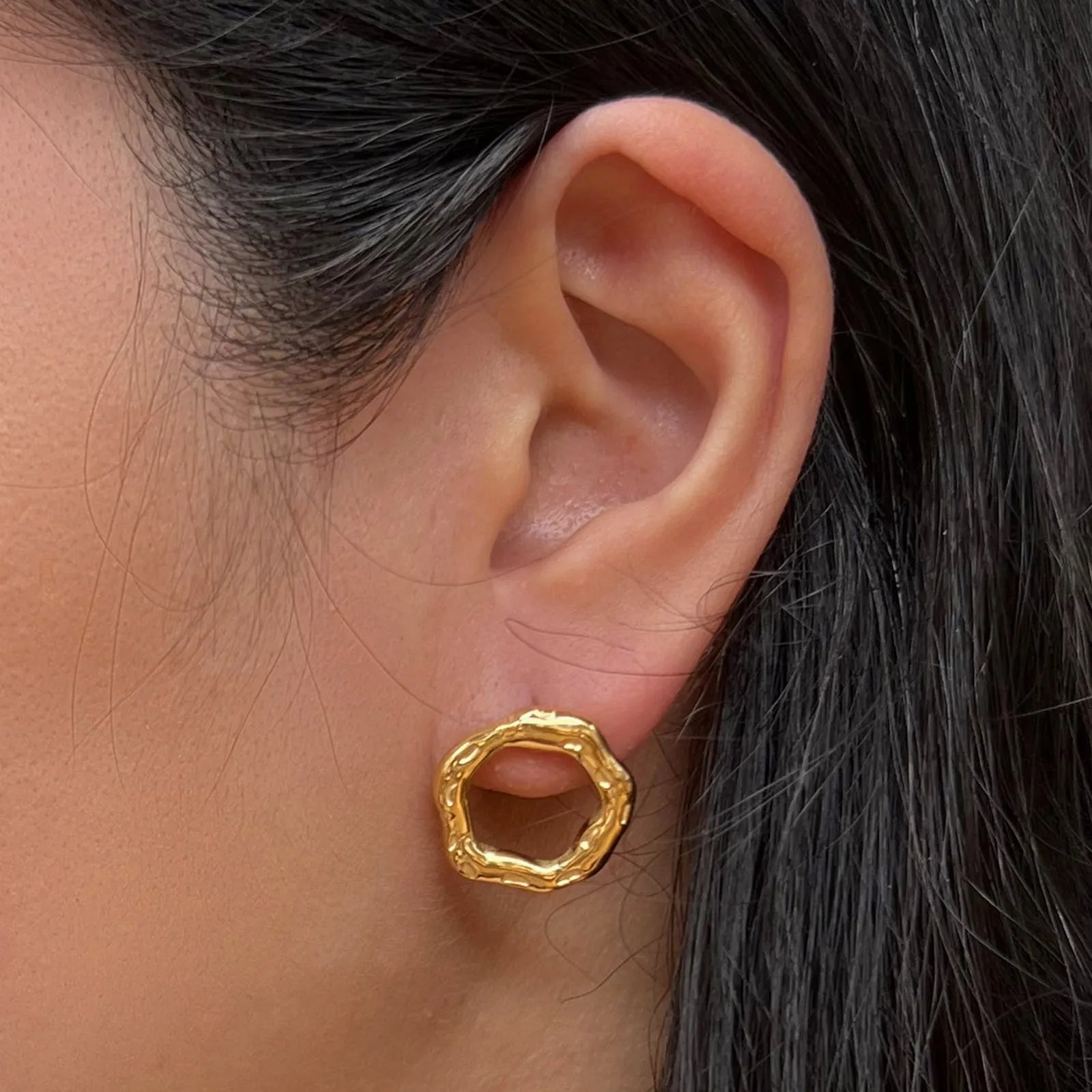 Boucles d’oreilles anneaux martelés Naturelle Visée Bijoux, portée sur Mannequin