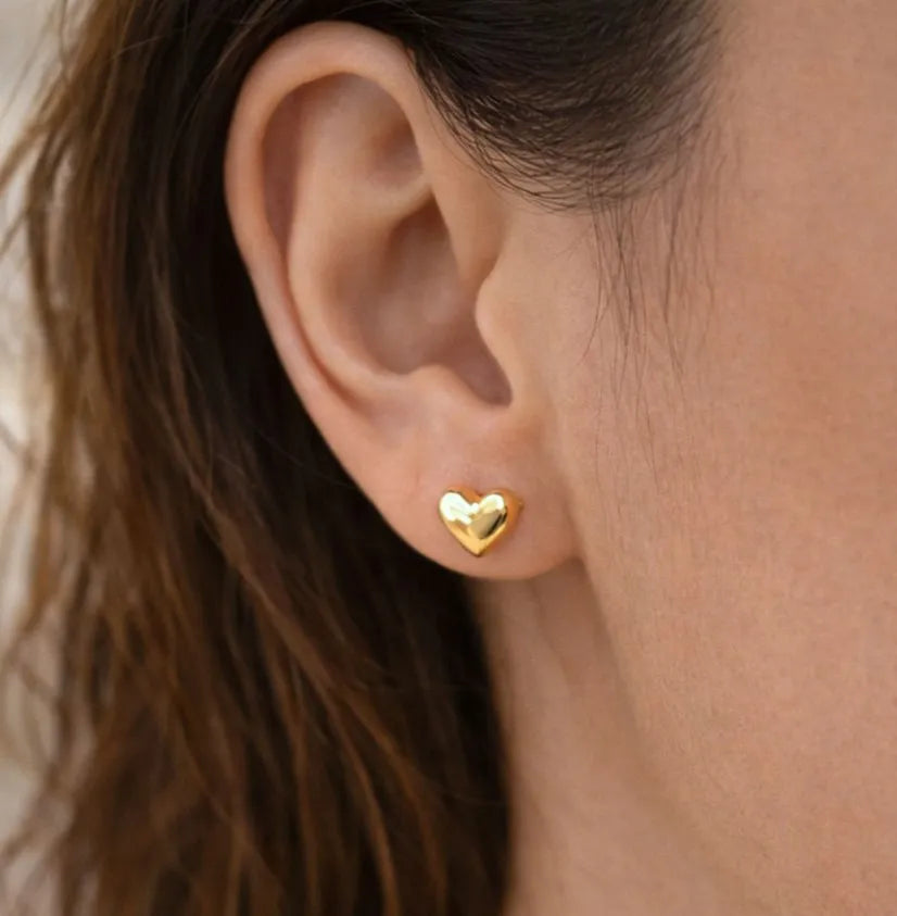 Boucles d’oreilles cœur, portées sur oreille – Doux Visée Bijoux