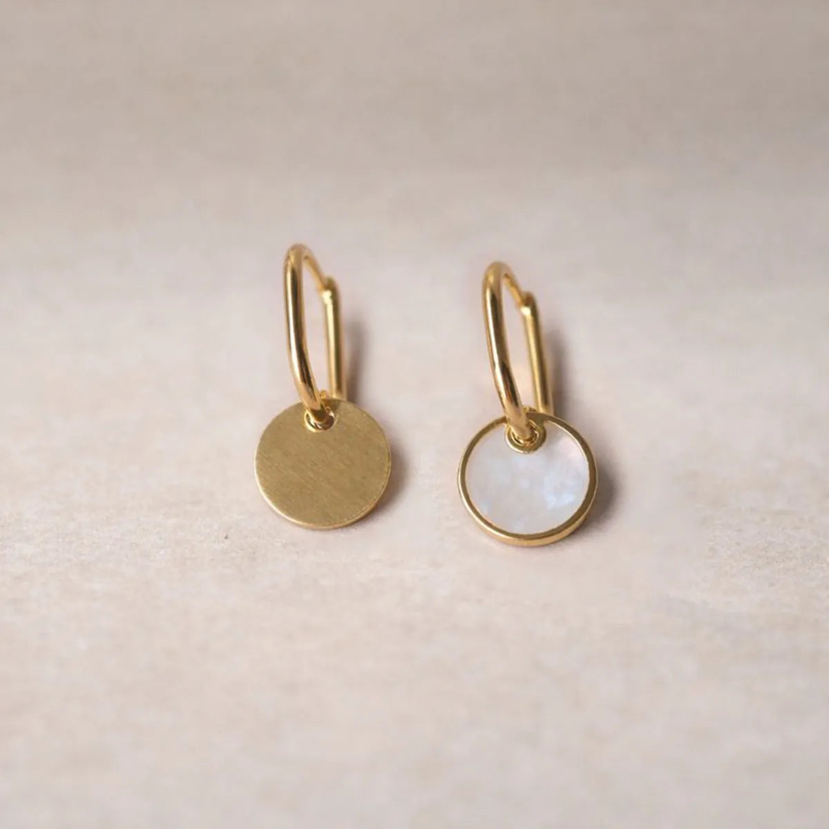 Boucles d’oreilles cercles – Aude Visée Bijoux, une boucle d'oreille vue de dos et personnalisable sur la face dorée