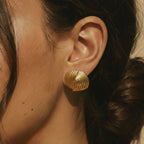 Boucles d’oreilles torsadées - Volute Visée Bijoux, portée sur mannequin