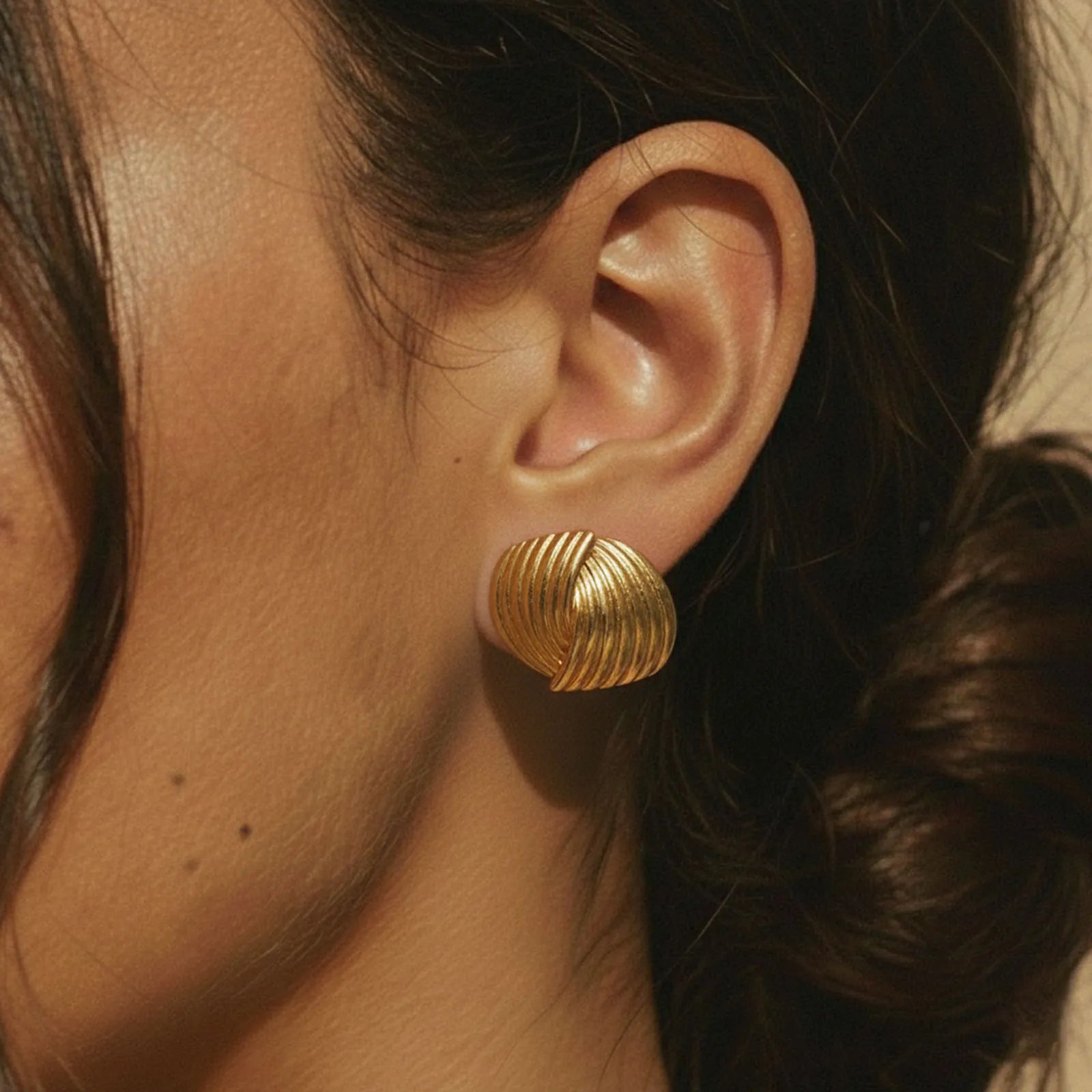 Boucles d’oreilles torsadées - Volute Visée Bijoux, portée sur mannequin