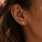 Boucles d’oreilles cœur minimaliste, portées sur oreille – Doux Visée Bijoux
