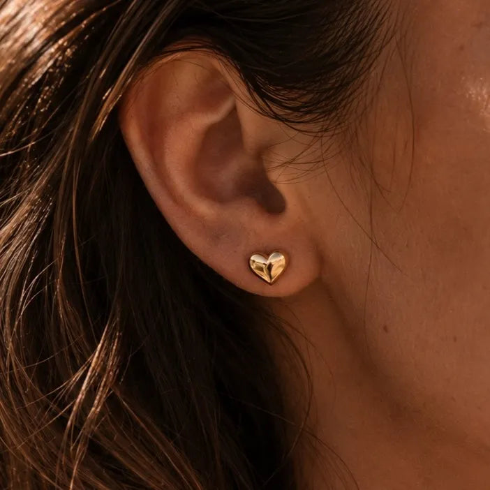 Boucles d’oreilles cœur minimaliste, portées sur oreille – Doux Visée Bijoux