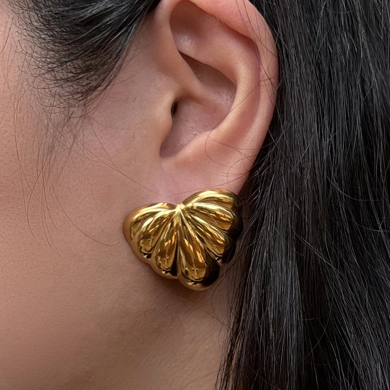Boucles d’oreilles cœur bombé doré – Passionnée Visée Bijoux, portée sur mannequin
