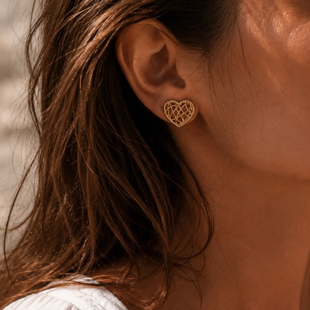 Boucles d’oreilles cœurs tressés - Étreinte Visée Bijoux, portée sur mannequin.