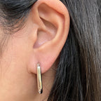 Boucles d’oreilles créoles argentées- Franche Visée Bijoux, portée sur mannequin 