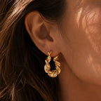 Boucles d’oreilles créoles ondulées portées- Torsade Visée Bijoux