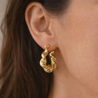 Boucles d’oreilles créoles ondulées portées- Torsade Visée Bijoux