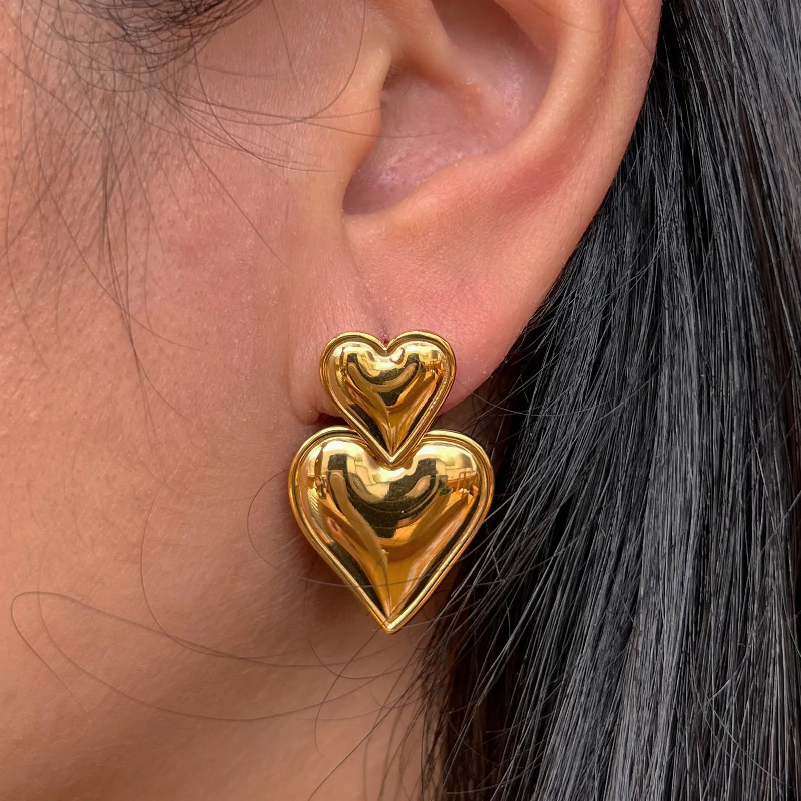 Boucles d’oreilles cœurs dorée, portée sur la mannequin– Inséparable Visée Bijoux