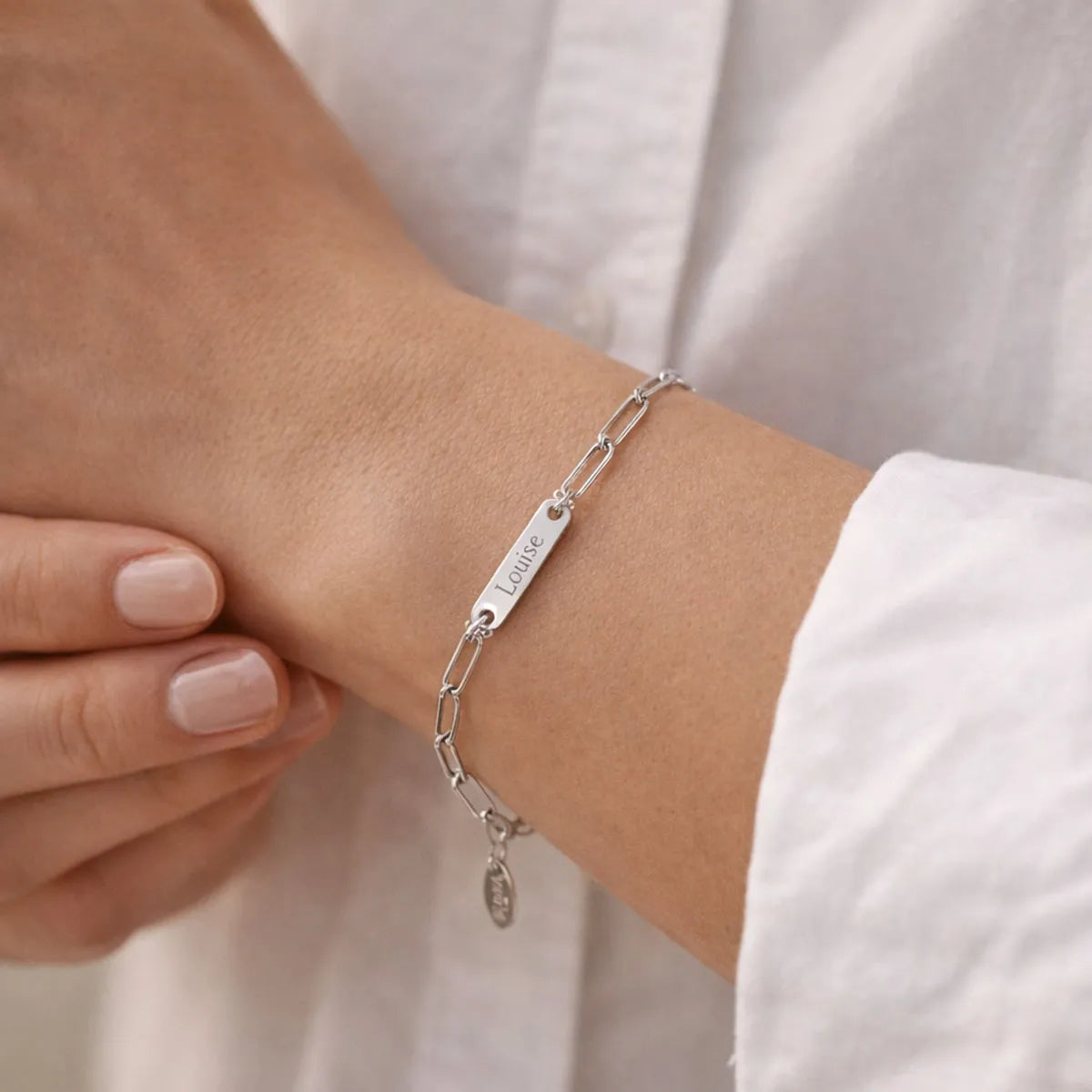 Bracelet 1-2-3 plaques  à graver argenté–Récit Visée Bijoux, porté sur mannequin