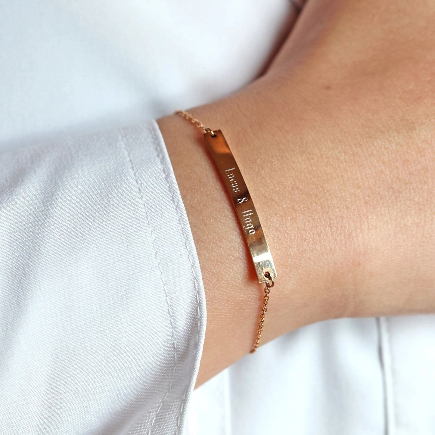 Bracelet gourmette "Sincérité" en acier inoxydable rosé,  personnalisable, porté autour du poignet.