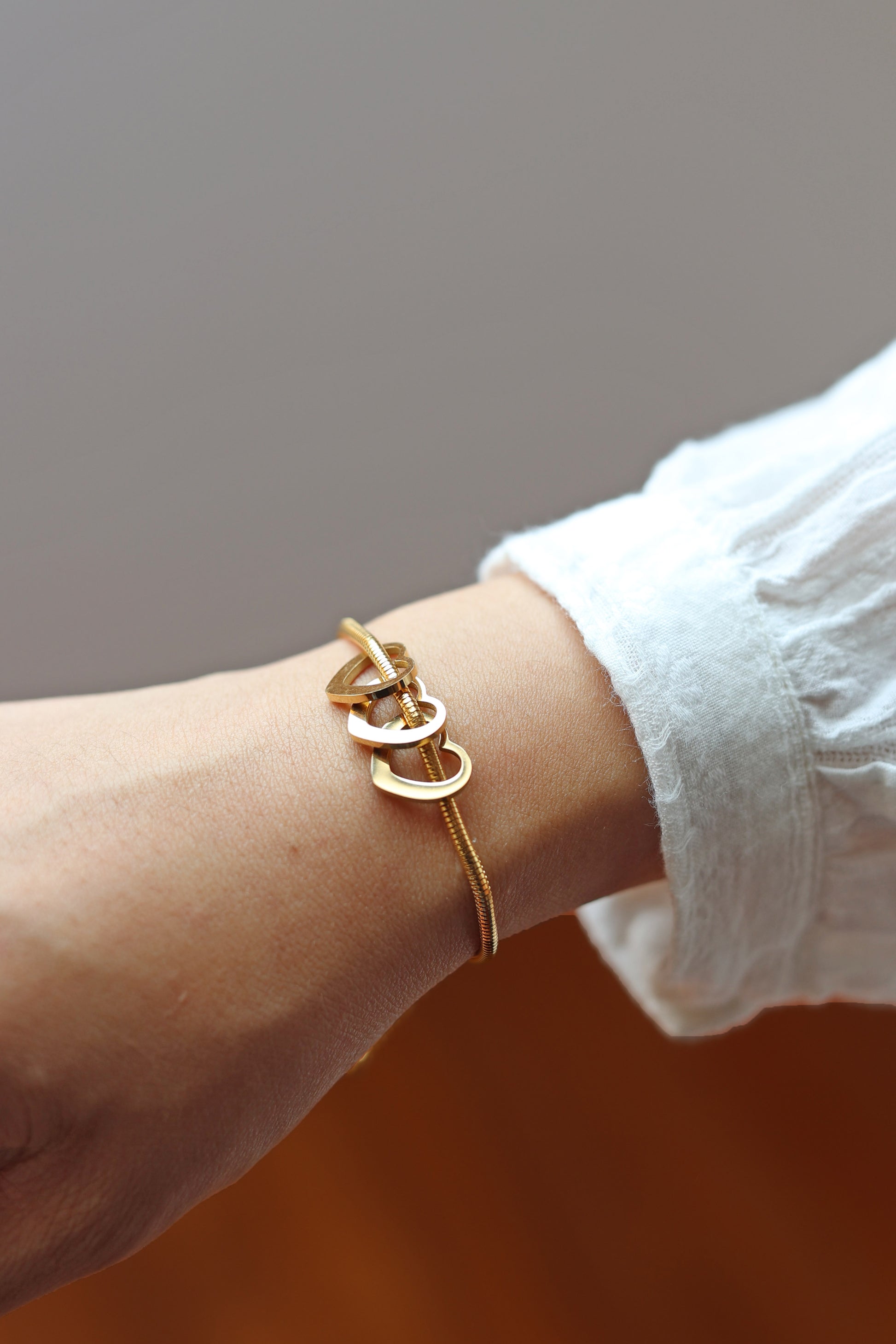 Bracelet breloques cœur doré LUDI en acier inoxydable, réglable et hypoallergénique