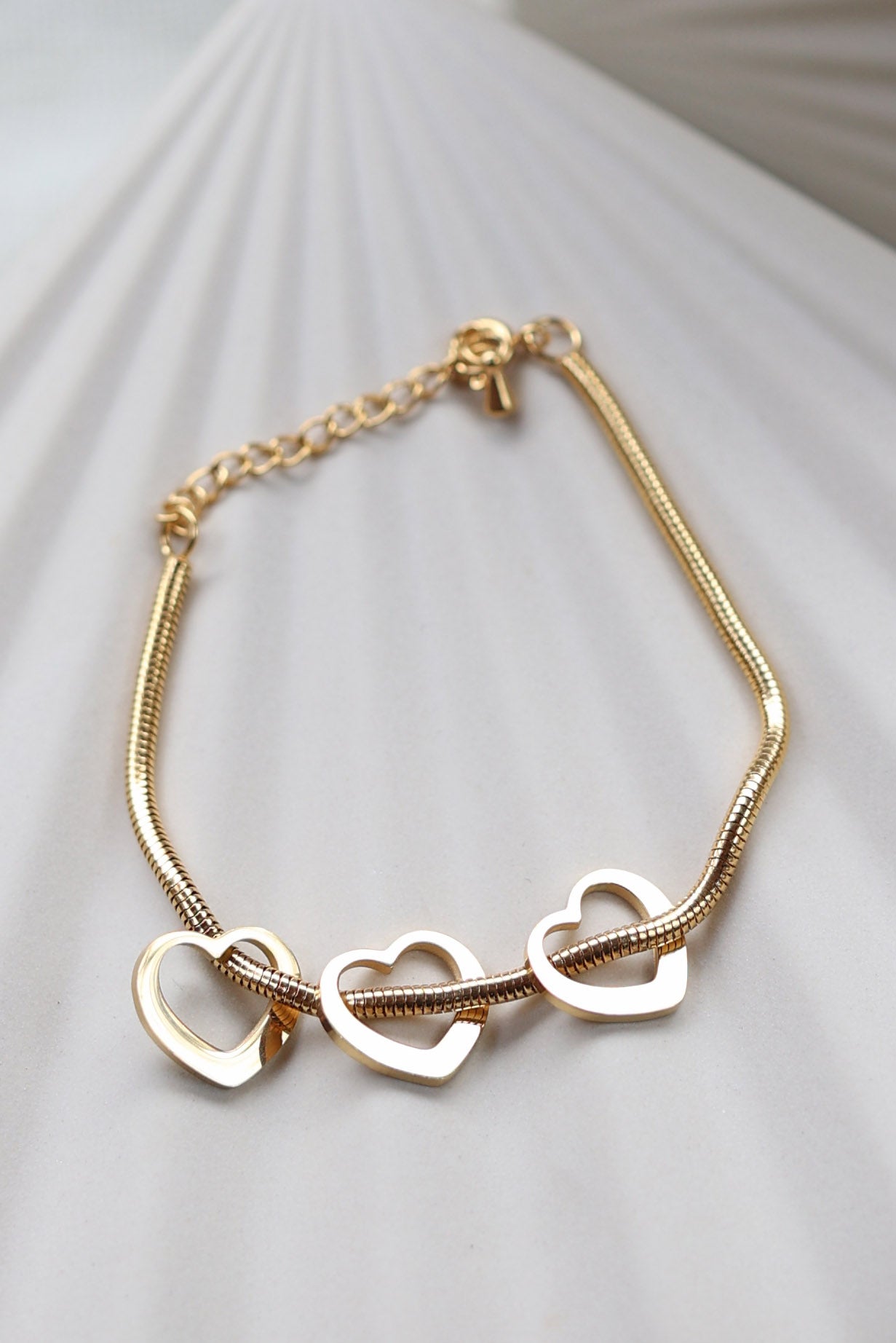 Bracelet breloques cœur doré LUDI en acier inoxydable, réglable et hypoallergénique