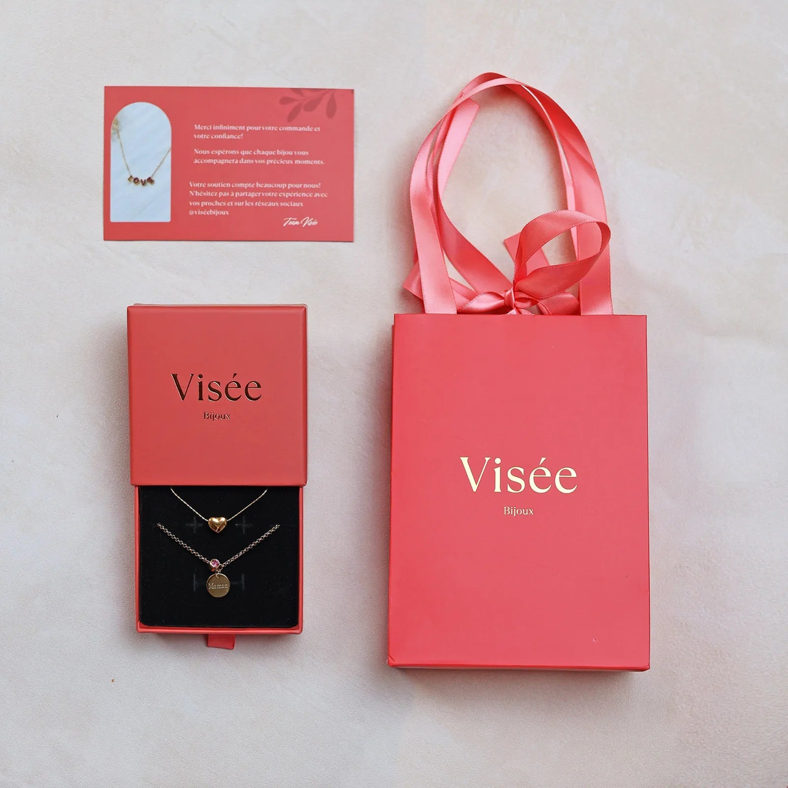 Coffret Signature prêt à offrir comprenant: – Bracelet personnalisé & collier cœur, un coffret cadeau, un sachet cadeau et une carte de remerciement.