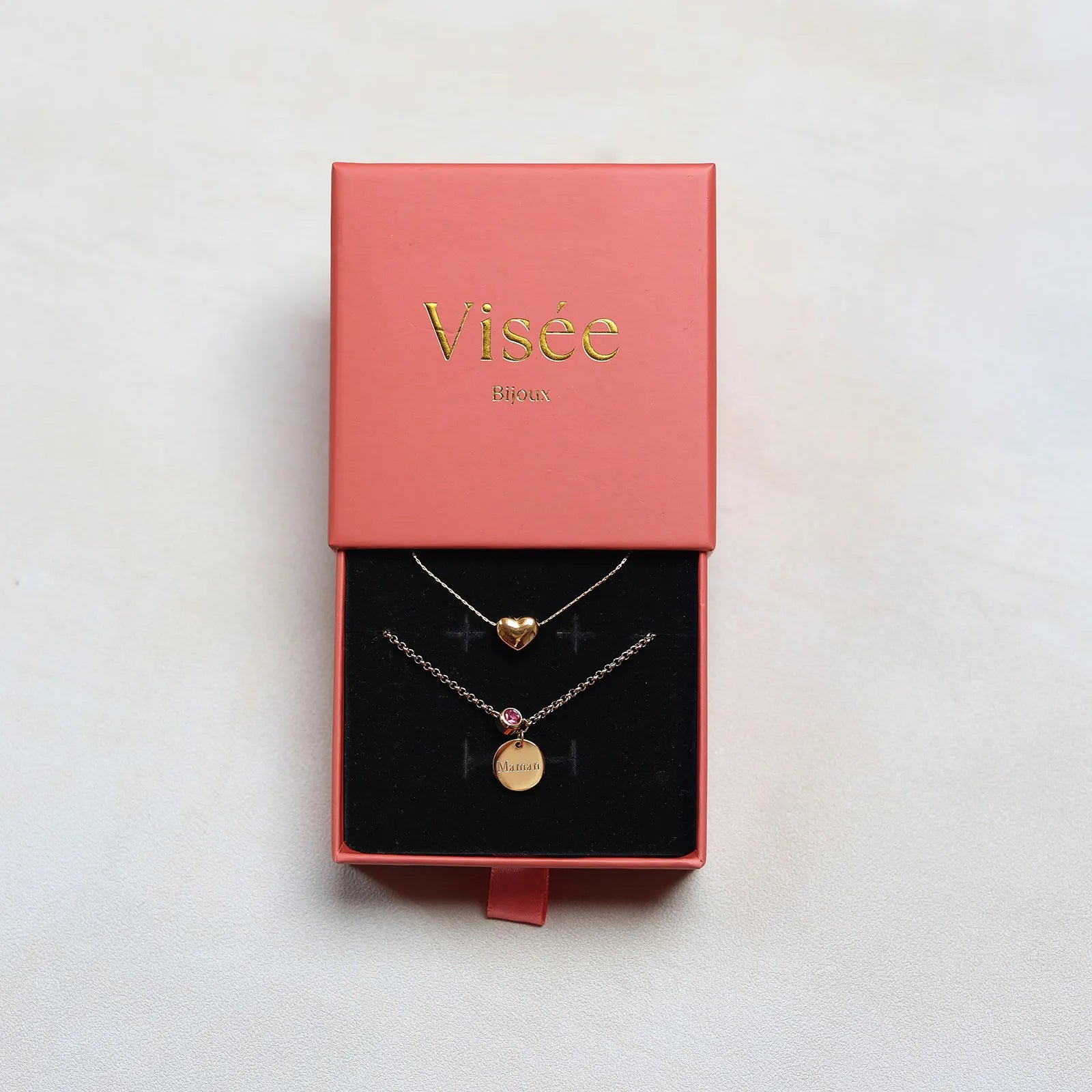 Coffret Signature – Bracelet personnalisé gravé avec le mot maman et sa couleur de naissance rose  & collier cœur Visée Bijoux, dans son ecrin cadeau