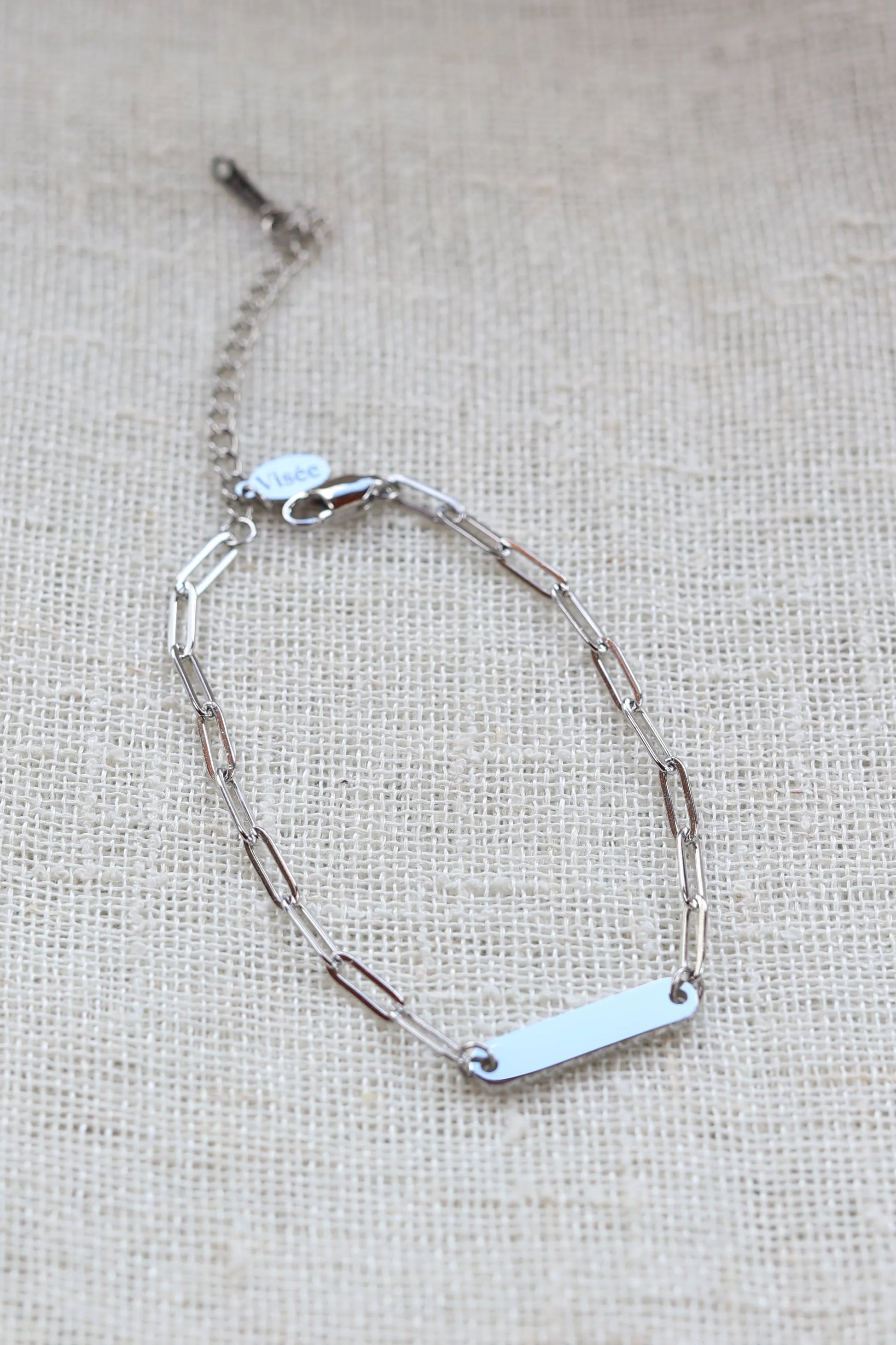 Bracelet personnalisable à plaques en acier inoxydable argenté ELZEE, gravure élégante et discrète, bijou cadeau unique