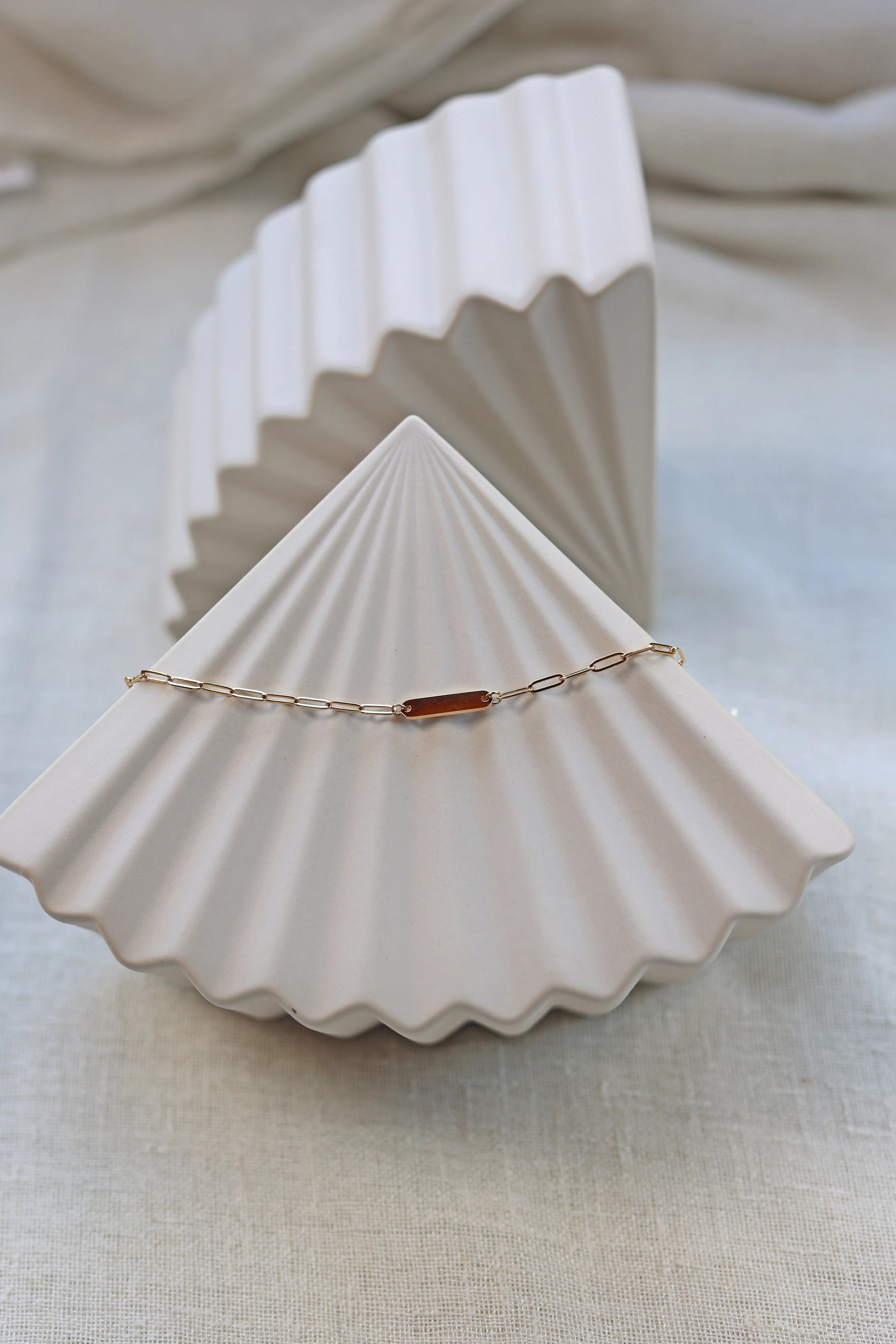 Bracelet personnalisable à plaques en acier inoxydable doré ELZEE, gravure élégante et discrète, bijou cadeau unique