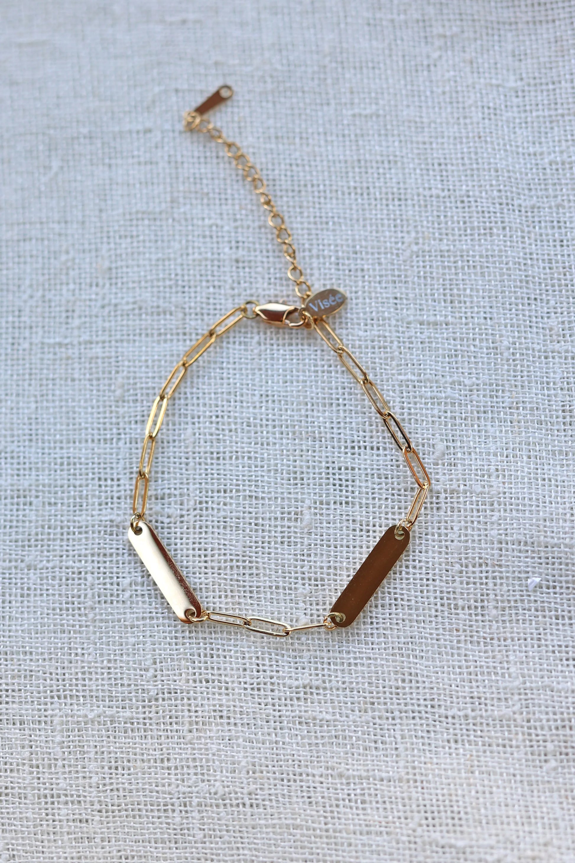 Bracelet personnalisable à plaques en acier inoxydable doré ELZEE, gravure élégante et discrète, bijou cadeau unique
