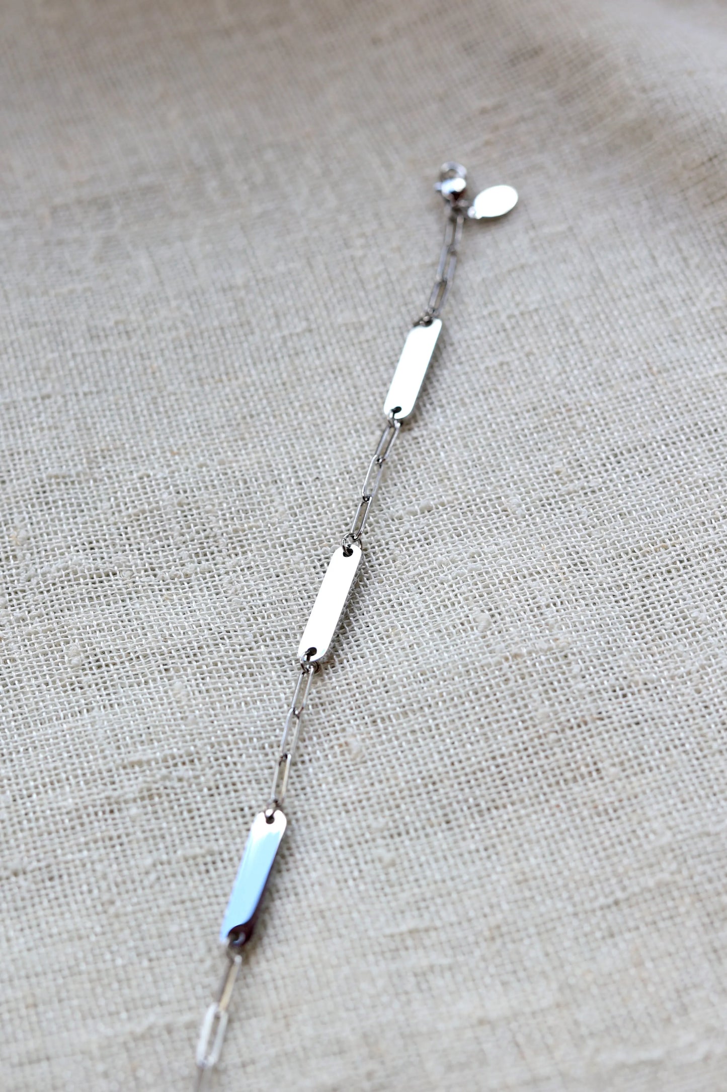 Bracelet personnalisable à plaques en acier inoxydable argenté ELZEE, gravure élégante et discrète, bijou cadeau unique