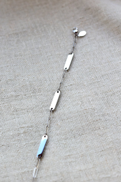 Bracelet personnalisable à plaques en acier inoxydable argenté ELZEE, gravure élégante et discrète, bijou cadeau unique